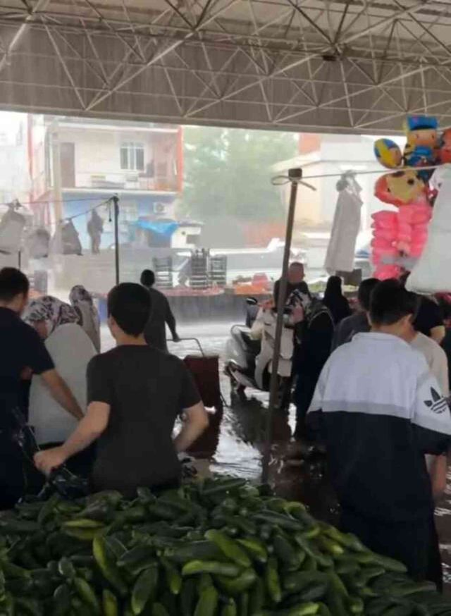 Adana'da yağmur hayatı felç etti! Yollar göle döndü, evleri su bastı