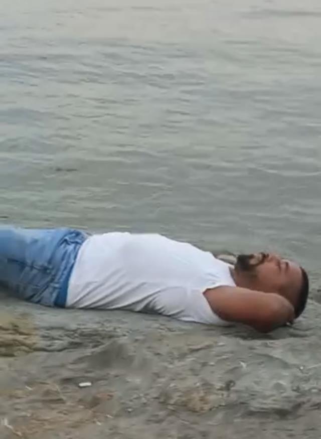 İSTANBUL-ÜSKÜDAR'DA İLGİNÇ GÖRÜNTÜ, OTOMOBİLİN ÜZERİNDE UYUDU