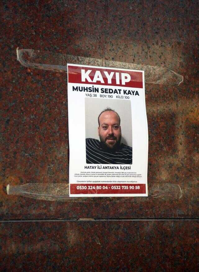 Depremin büyük yıkım yarattığı Antakya'da sokaklar, kayıp ilanları ile doldu