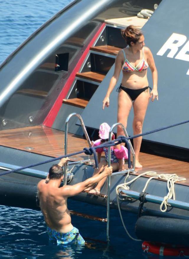 Yemekteyiz'in ünlü sunucu Zuhal Topal, siyah bikinisiyle kumda sere serpe poz verdi