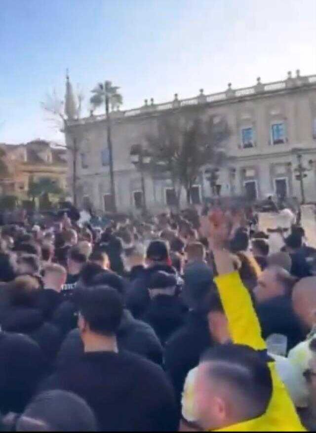 Fenerbahçe taraftarı İspanya'da yine aynı sloganı attı
