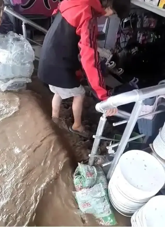 Bursa'da şehirler arası otobüs terminalinin çatı kısmının fırtına sebebiyle çökme anı kamerada