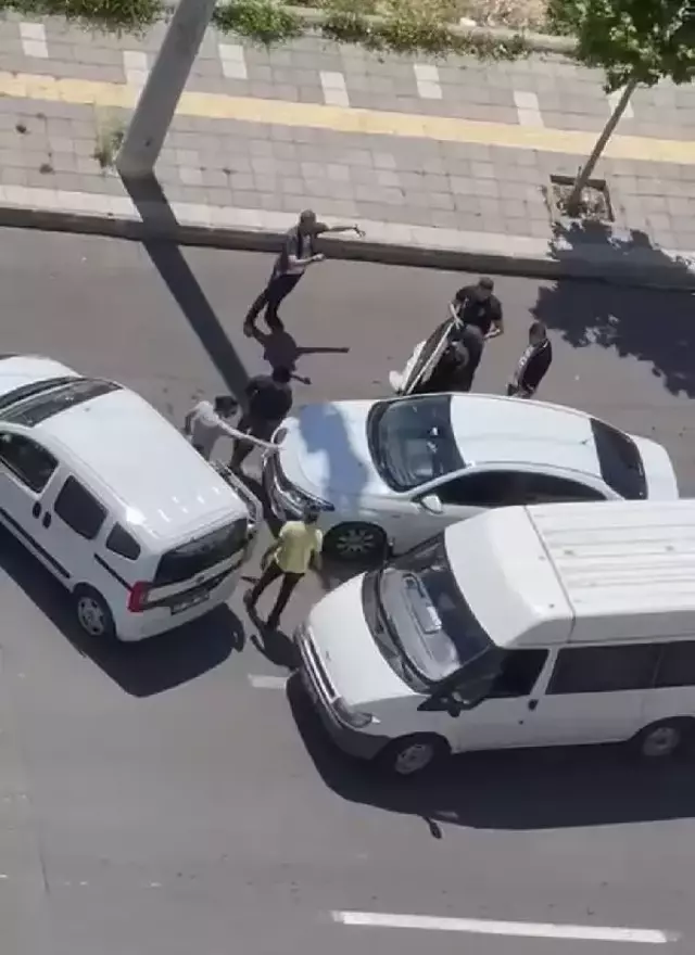 Polisin durdurduğu sivil otobüsteki kaçak göçmenler in in bitmedi! Asıl sürpriz bagajdan çıktı