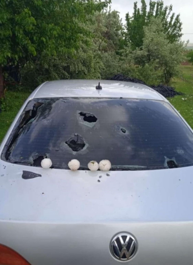 Şanlıurfa'da kar topu büyüklüğünde dolu yağdı