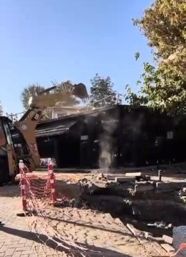 Bursa'da kafeterya yıkımında ortalık karıştı. Bir polis yaralı