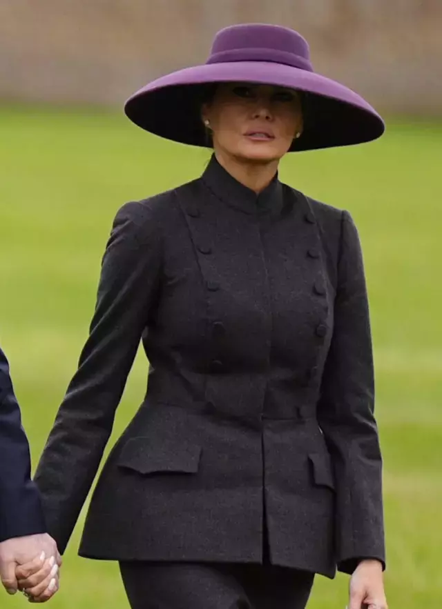 Melania Trump'ın geniş kenarlı mor şapkası
