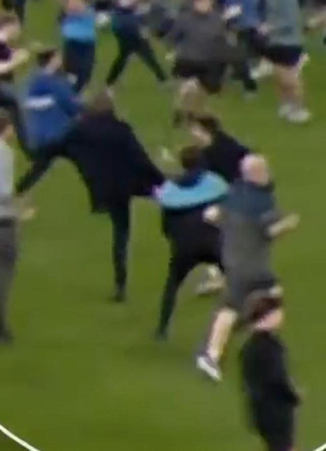 Premier Lig'de tarihi anlar! Saha savaş alanına döndü, dünyaca ünlü hoca taraftarı tekmeledi