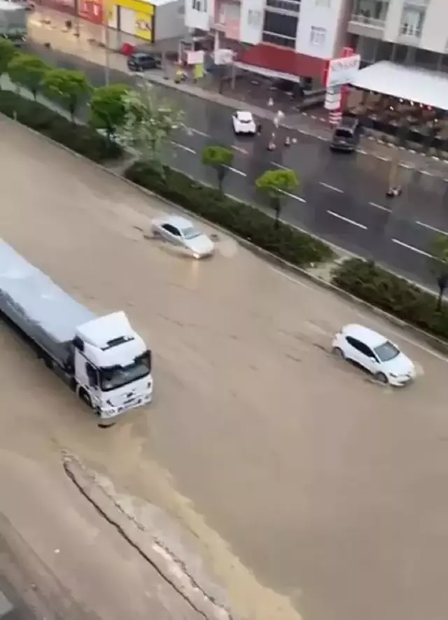 Ankara'da sağanak yağış sonrası yolları su bastı, vatandaşlar zor anlar yaşadı