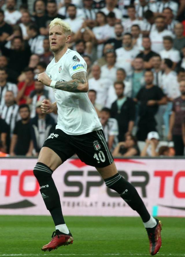 Herkes Recep İvedik'e benzetiyor! Beşiktaş'ın golcüsü Weghorst'un yeni imajını görenler şok oldu