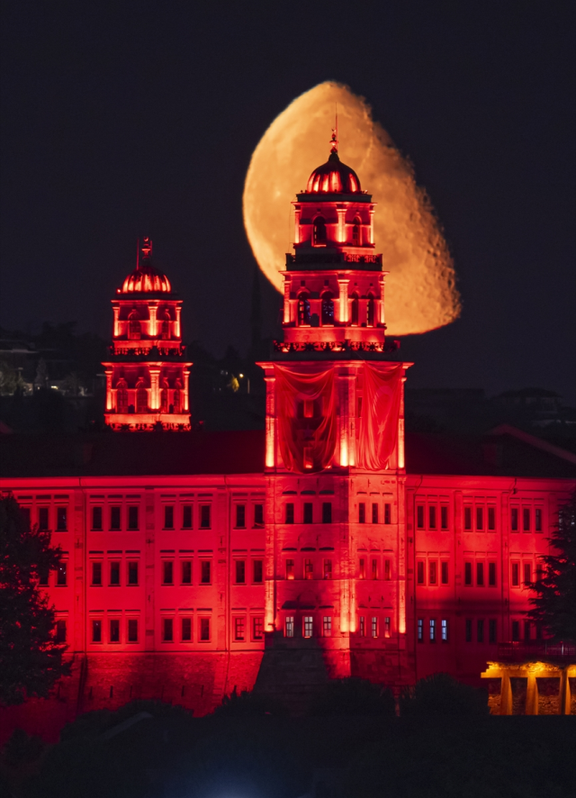 İstanbul'da büyüleyen görüntü: Yarım Ay Selimiye Kışlası'yla aynı karede