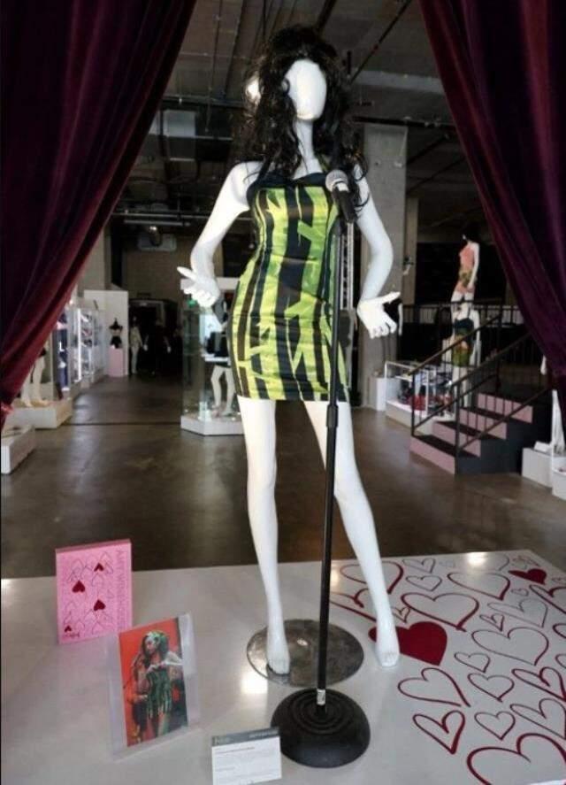 Şarkıcı Amy Winehouse'un eşyaları bağımlılık sorunları olan gençler için müzayedeye çıktı