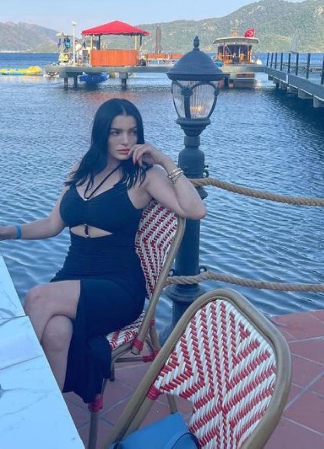 Aleyna Tilki'nin annesi Havva Öztel göbeğini açtı, fotoğrafın altı yorum doldu