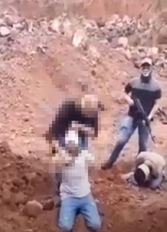 Tüyleri diken diken eden video! Bağladıkları 3 adamı böyle infaz ettiler