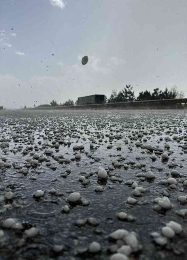 Meteoroloji uyarmıştı! Çok sayıda kente ceviz büyüklüğünde dolu yağdı