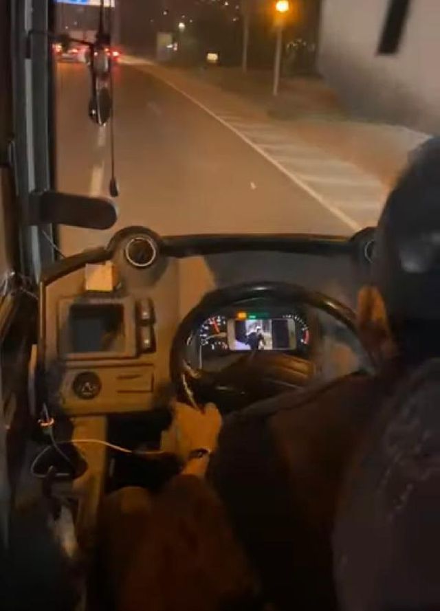 Halk otobüsü şoförü, seyir halindeyken cep telefonundan dizi izledi