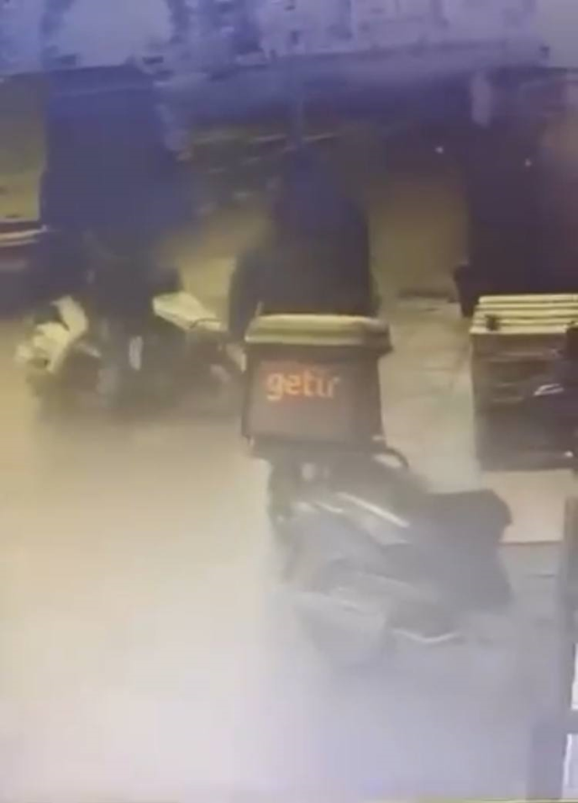 Bahçelievler'de polis kaçan şüpheliyi kuryenin motosikletine binerek yakaladı