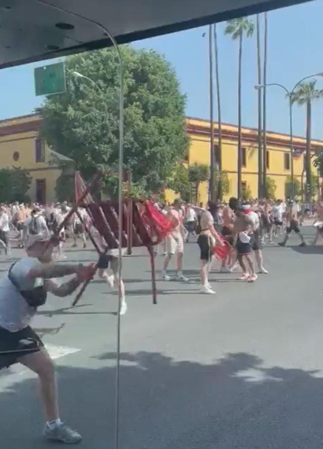 Avrupa'nın göbeğinde görülmemiş barbarlık! Dev final öncesinde birbirlerini bıçakladılar