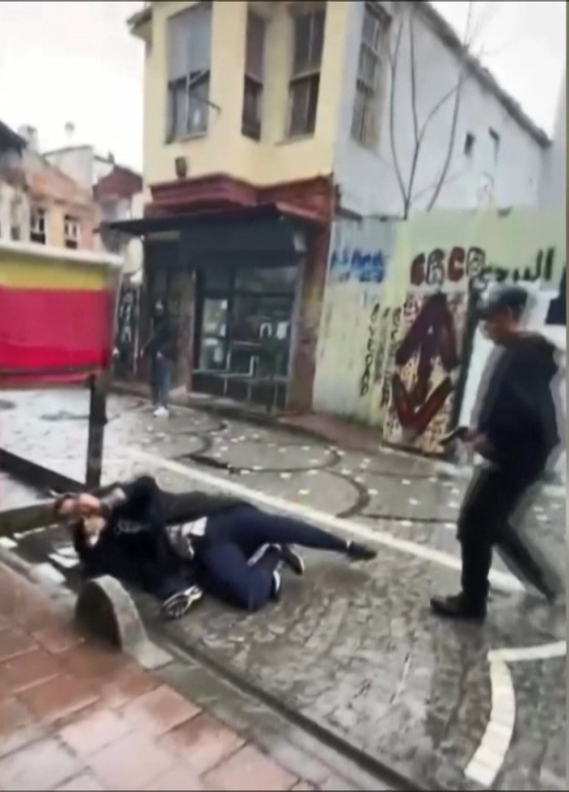 Fatih'te 'Tezgah' Kavgası: Seyyar Satıcı Silahla Vurularak Hayatını Kaybetti