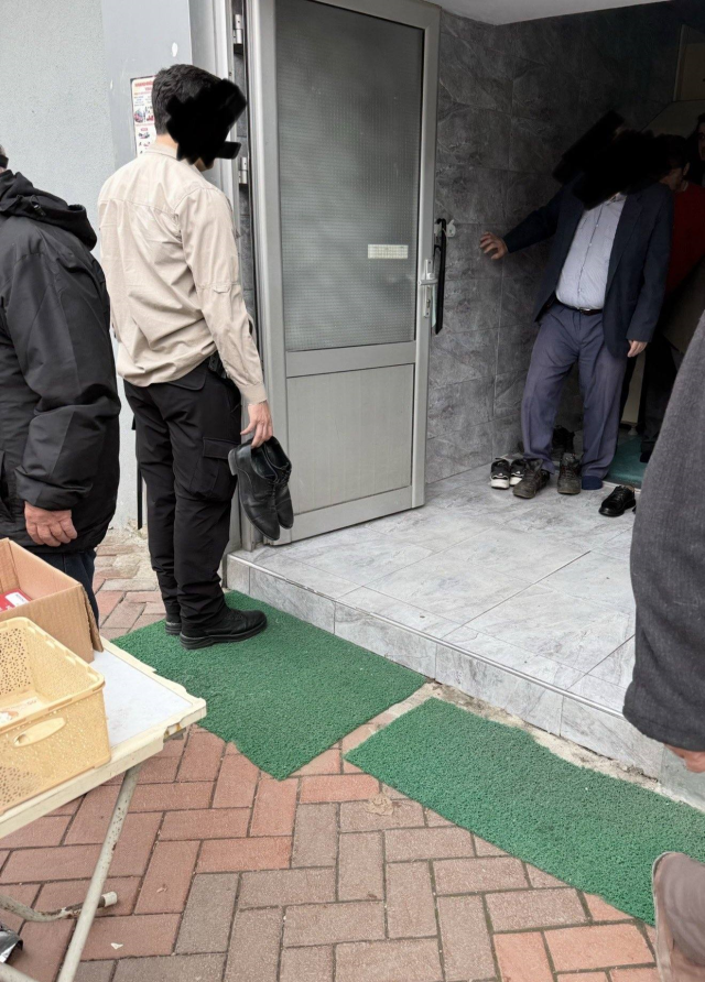 Kaymakamın polise şemsiye taşıttığı görüntü tepki çekti