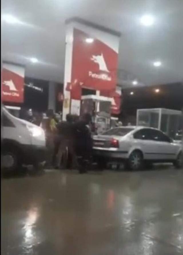 Dev zam öncesi akaryakıt istasyonunda kuyruk kavgası çıktı