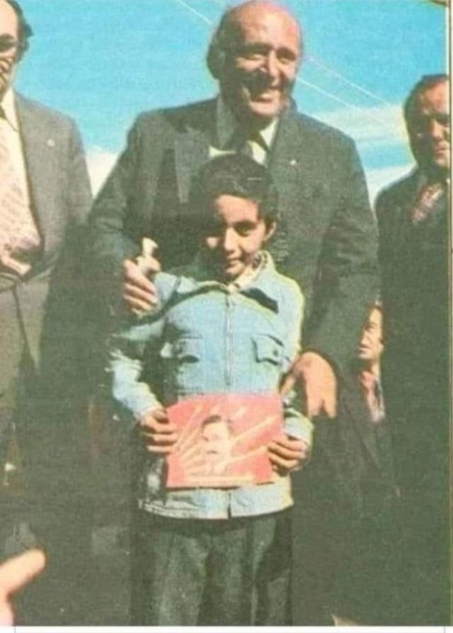 Süleyman Demirel'in Bülent Ecevit fotoğrafı taşıyan çocukla kameralara verdiği poz yeniden gündem oldu