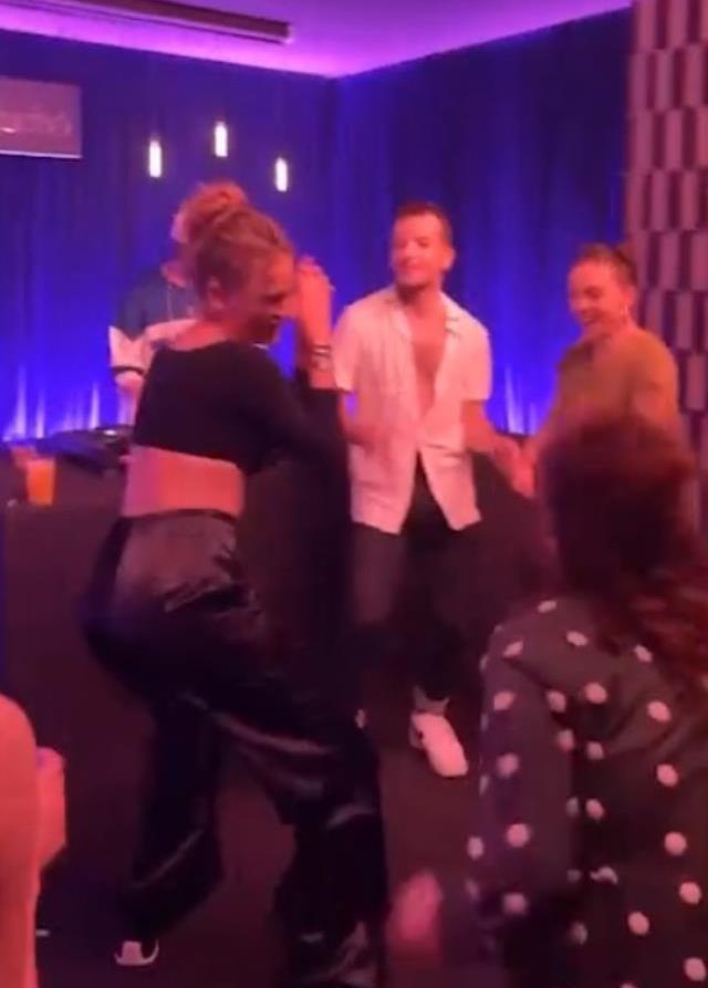 Eğlenirken kendinden geçen Serenay Sarıkaya kalça dansı yaptı