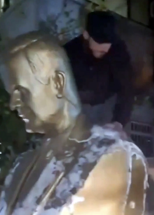 Muhalifler, ele geçirdikleri Halep'te Hafız Esad'ın heykellerini yıkmaya başladı