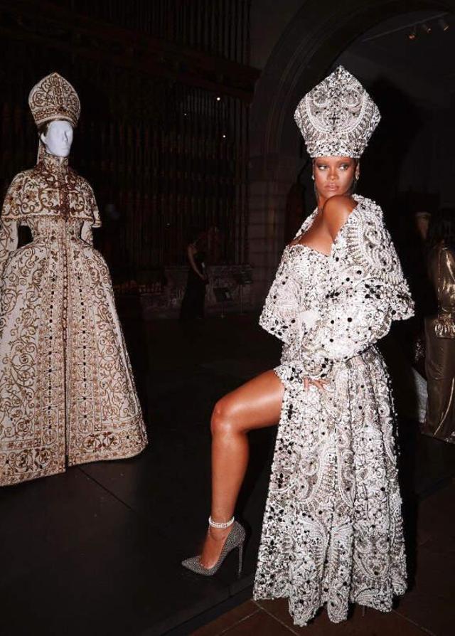 Rihanna'nın Dini Temalı Gala Kıyafeti Herkesi Hayran Bıraktı
