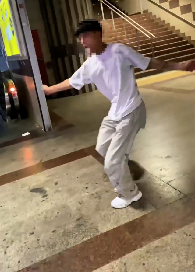 Uyuşturucu madde etkisindeki genç, metro istasyonunda kriz geçirdi