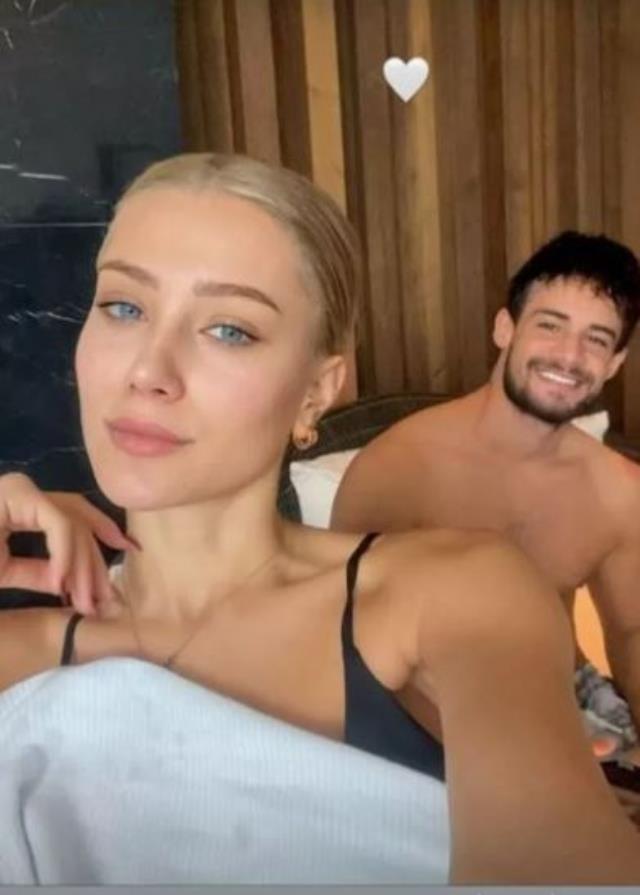 Survivor Batuhan'dan sevgilisiyle yatak odası pozu! Herkes genç kızdaki detaya takıldı