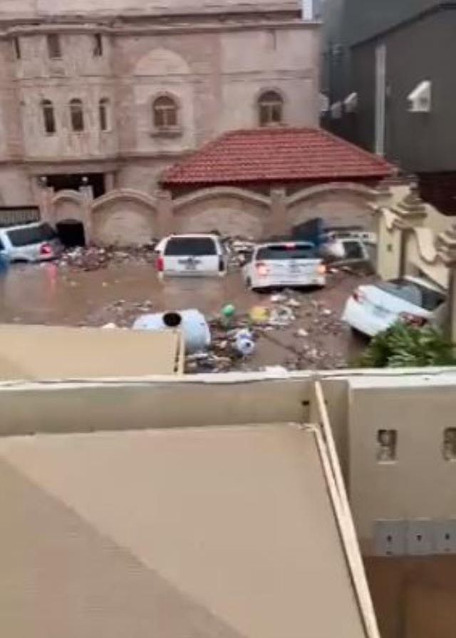 Suudi Arabistan'da rekor yağış! 3 yılık yağmur 6 saatte indi