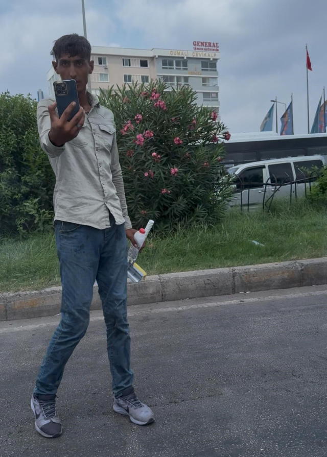 Trafikte zorla camları silip kapıları açıp para istiyorlar
