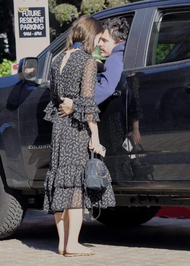 Oyuncu Casey Affleck, 23 yaş küçük sevgilisiyle sokak ortasında aşka geldi