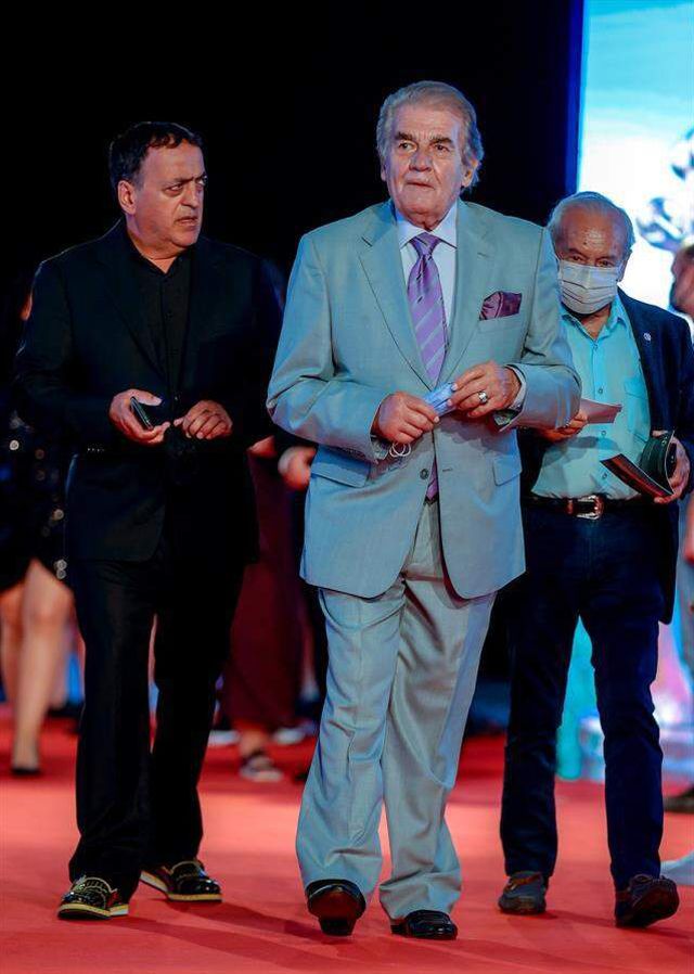 Altın Portakal Film Festivali başladı! Kırmızı halıda şıklık yarışı vardı