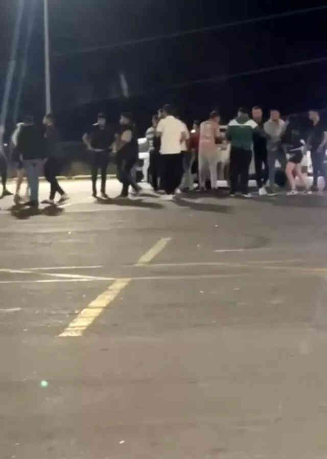 Tekme tokat birbirine girdiler! Genç kızların kavgası kamerada
