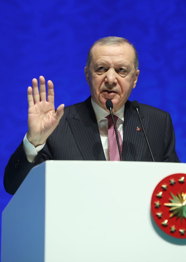 Cumhurbaşkanı Erdoğan, 'Modern zaman vebası' deyip sanatçılara çağrı yaptı: Başını ezmeliyiz