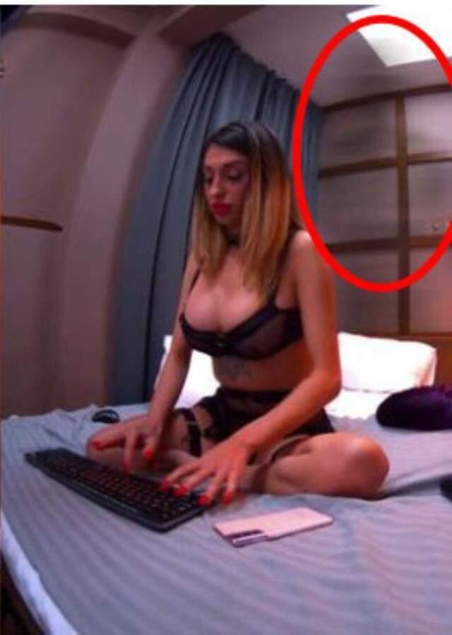 Canlı yayında korkutan detay! Arkadaki gölgeyi görenler hemen genç kıza haber verdi