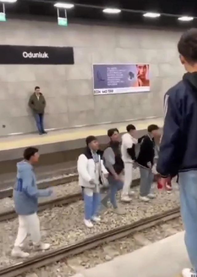 Bursa'da anlam verilemeyen anlar! Bir grup genç metro raylarına atladı, vatandaşlar bakakaldı