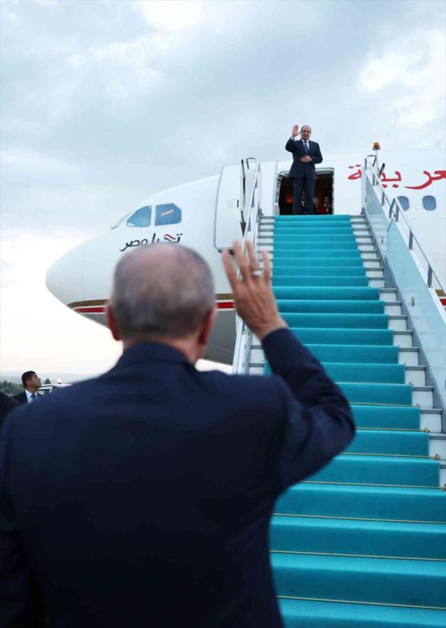 Cumhurbaşkanı Erdoğan, Sisi'yi 'Rabia' işaretiyle uğurladı
