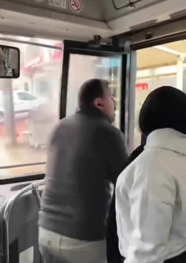 Yolculara küsen otobüs şoföründen olay hareket! Ne kadar dil döküldüyse de nafile
