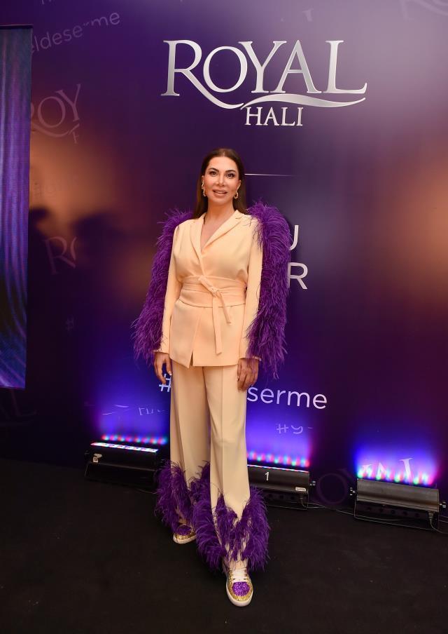 Ebru Yaşar, sevilen şarkısını Royal Halı için uyarladı