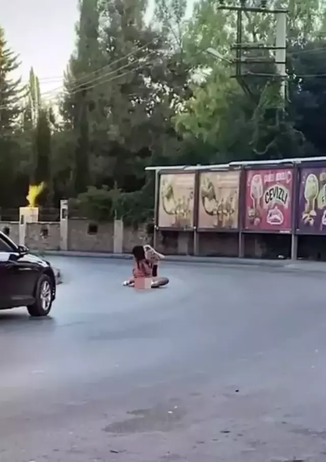 İki kadın sokak ortasında saç saça kavga etti! Üstlerinin açılmasına bile aldırış etmediler