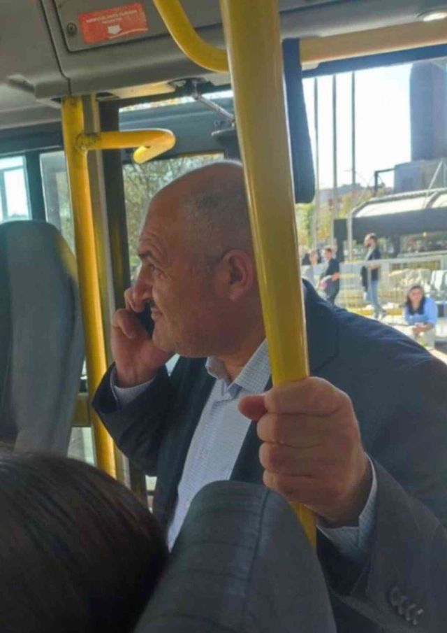 Fotoğraf ses getirmişti! Eyüp Aksu'dan 'Taksi bulamadığı için minibüse bindi' iddialarına yanıt