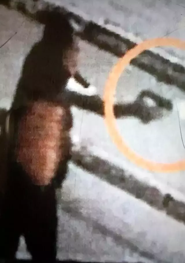 İndi bindi ücretini fazla bulan yolcu, silahını çekip taksiciyi boynundan vurdu