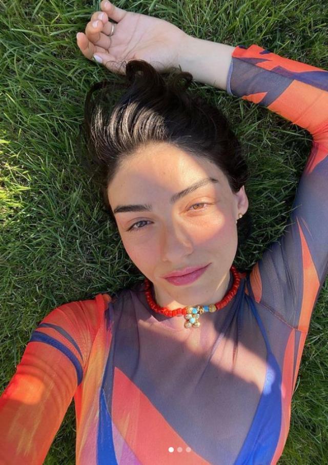 Mini bikinisiyle poz veren Hazar Ergüçlü'ye eleştiri yağdı: İncir yaprağı da alternatif