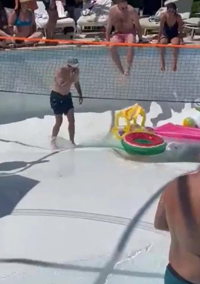 Havuz bir anda yarıldı, deliğin yuttuğu iki kişiden birinin nerede olduğu bilinmiyor