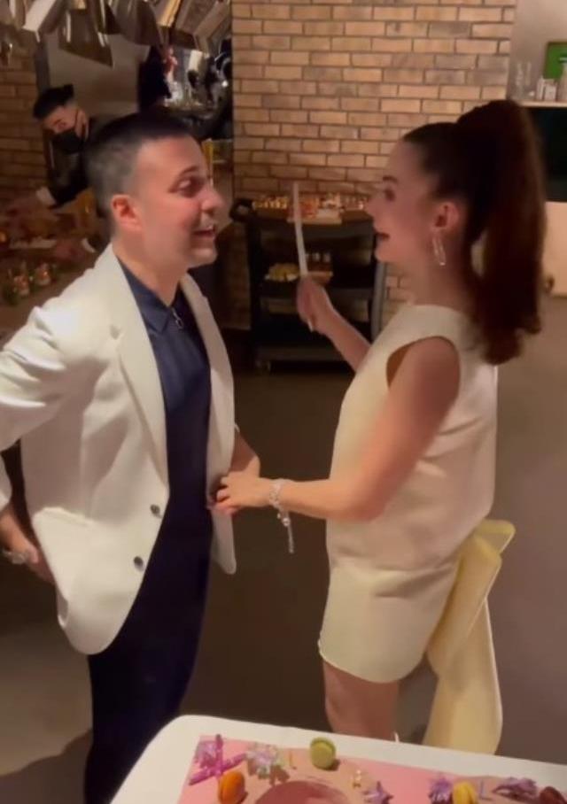 Doğum günü partisinde çifte kumrular gibiydiler! Oğuzhan, Demet'e aşkını böyle haykırdı