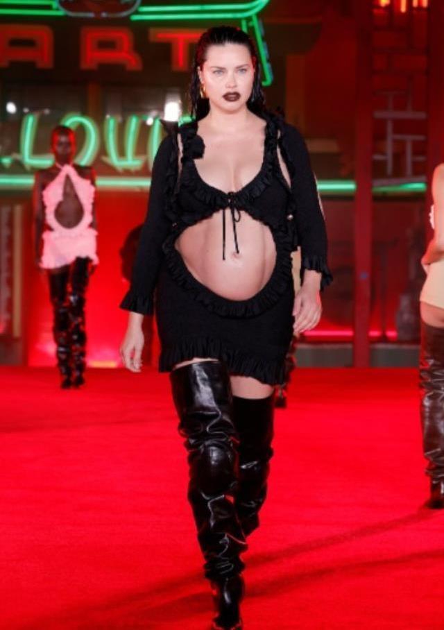 3. kez hamile olan Adriana Lima'nın göbeğinin şekli herkesi şaşkına çevirdi: 20 yıllık ebeyim ilk kez böyle gördüm