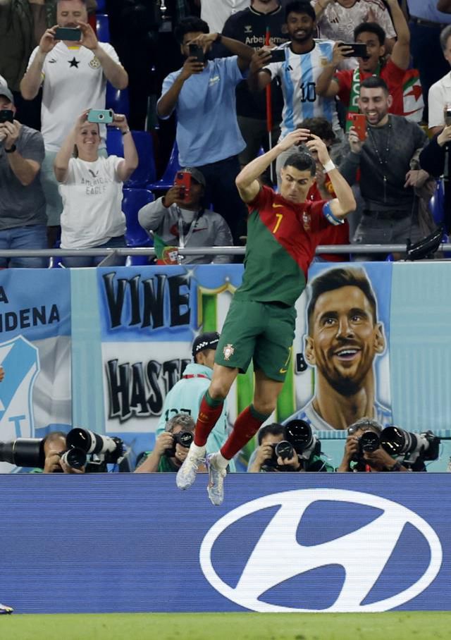 Ayrıntıyı görenler göndermeyi anladı! Dünyanın konuştuğu kareye Ronaldo'dan olay cevap