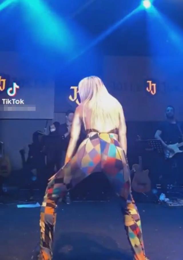 Konserde kendinden geçen Gülşen, twerk yaptı